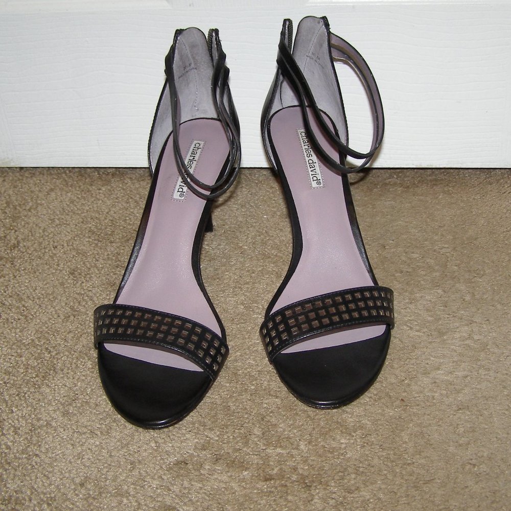 LIKE NEW Charles David 8.5 Leather Kitten Heels - Picture 6 of 10